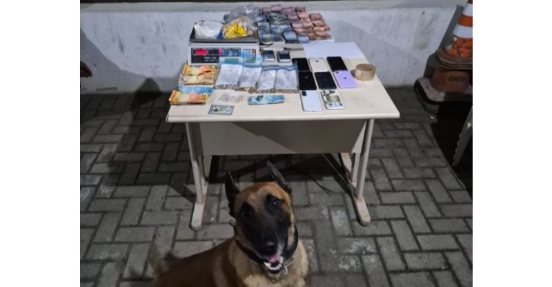 Laguna / Operação da PM prende cinco pessoas por tráfico e apreende quase 1 kg de drogas