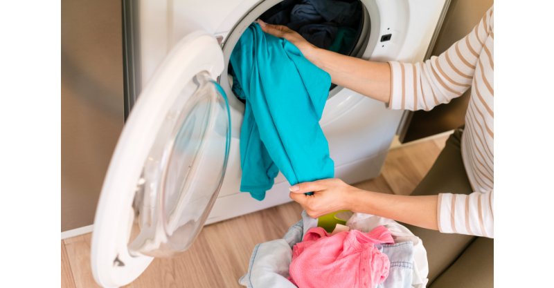 Lavar as roupas do avesso realmente funciona? Especialistas falam sobre os efeitos