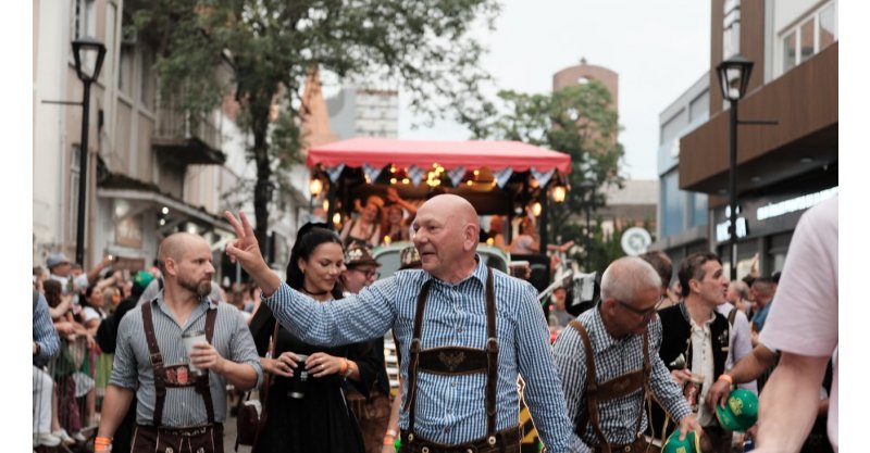 Luciano Hang marca presença em desfile da Oktoberfest Blumenau 2026