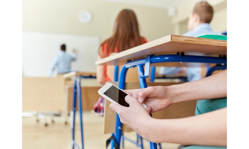 Lula sanciona projeto que limita uso de celulares nas escolas; veja o que muda com a nova norma