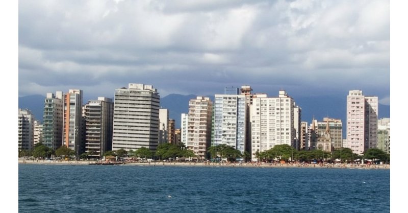 Mar avança e prédios entortam no Brasil: cidade terá R$ 200 mi do BNDES para se salvar até 2030