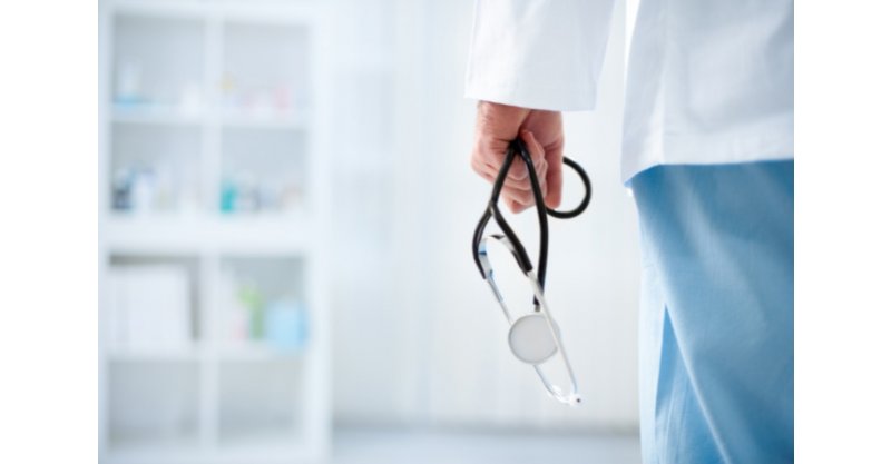 Médico é condenado a 8 anos de prisão por gravar pacientes nuas em SC; vítimas serão indenizadas