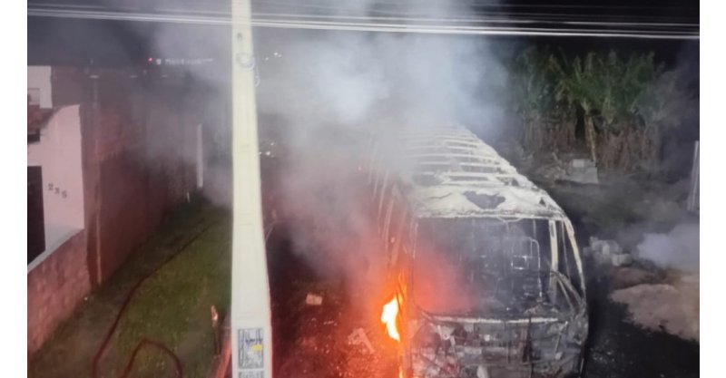 Micro-ônibus é destruído por incêndio durante a madrugada em Imbituba