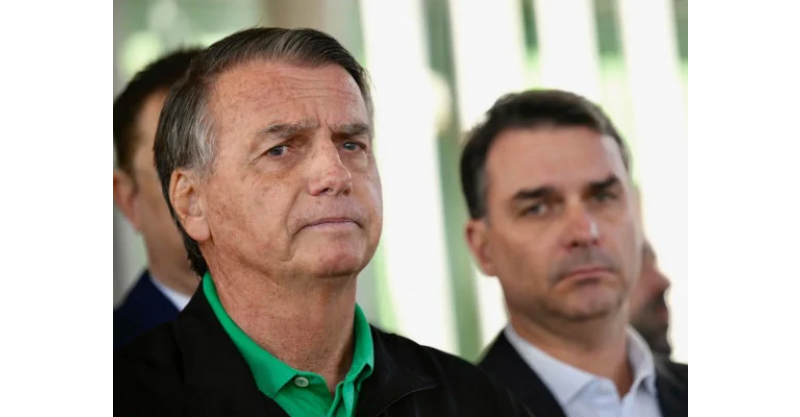 Moraes libera visitas de Flávio a Jair Bolsonaro após 90 dias de proibição