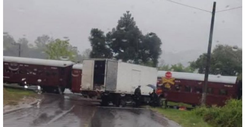 Morro da Fumaça: carreta colide em trem na Estação Cocal