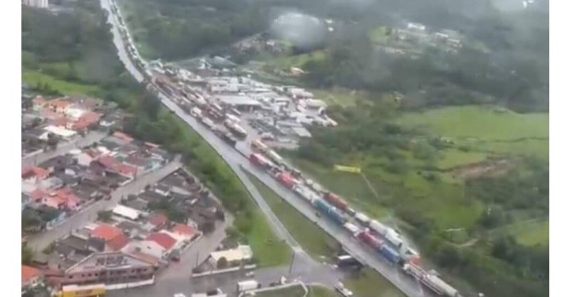 MORRO DOS CAVALOS / Pista é parcialmente liberada / trânsito continua lento no local