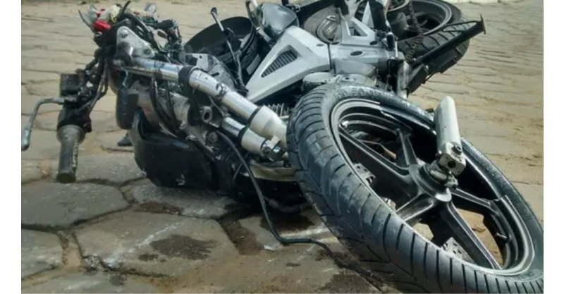 Moto e caminhão colidem no bairro Divineia, em Imbituba