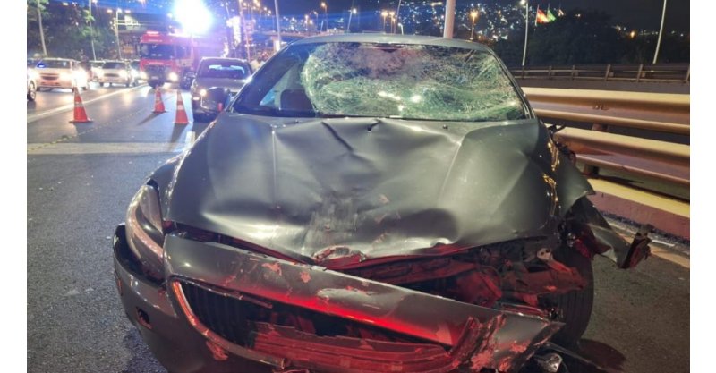 Motociclista morre após ser atingido por carro e arremessado de ponte em Florianópolis