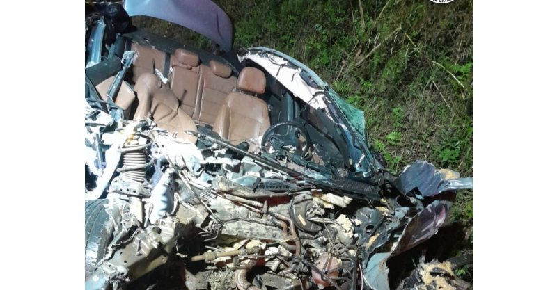 Motorista morre e carro fica em pedaços após bater na traseira de trator na SC-464