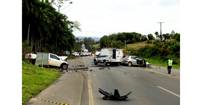 Motorista morre e passageira fica ferida após grave acidente na SC-108