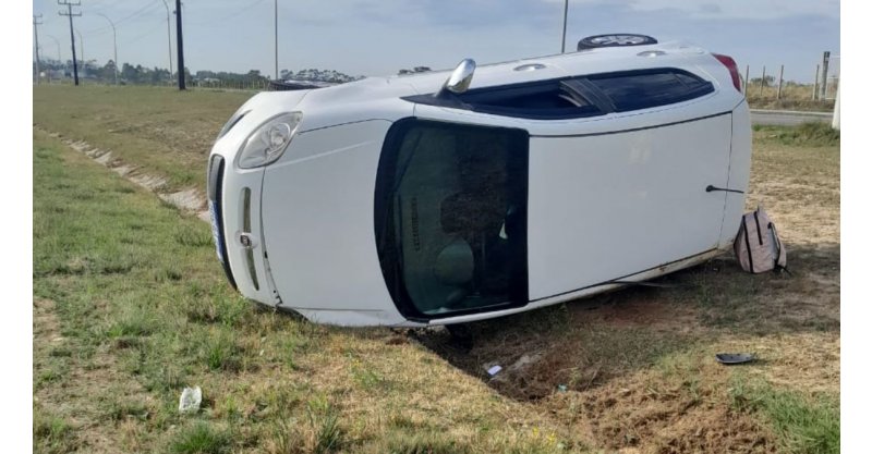 Imbituba / Motorista perde controle de veículo e capota na BR-101 no município