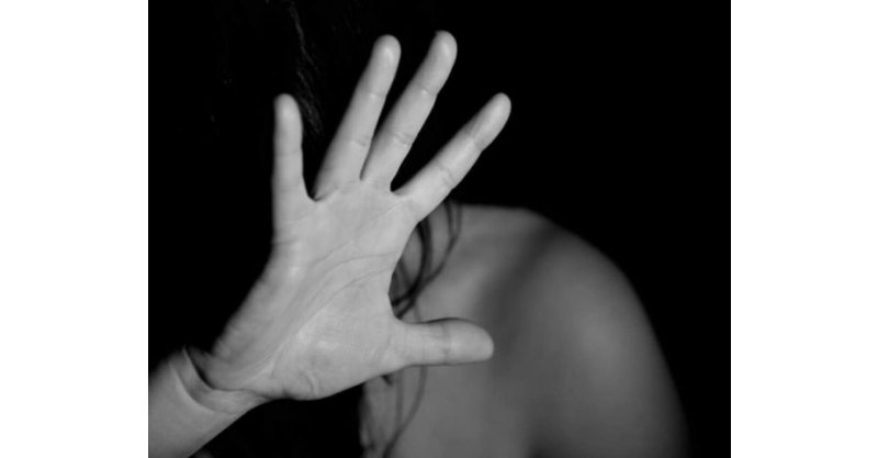 Mulher é agredida pelo companheiro e homem acaba preso após resistir à abordagem