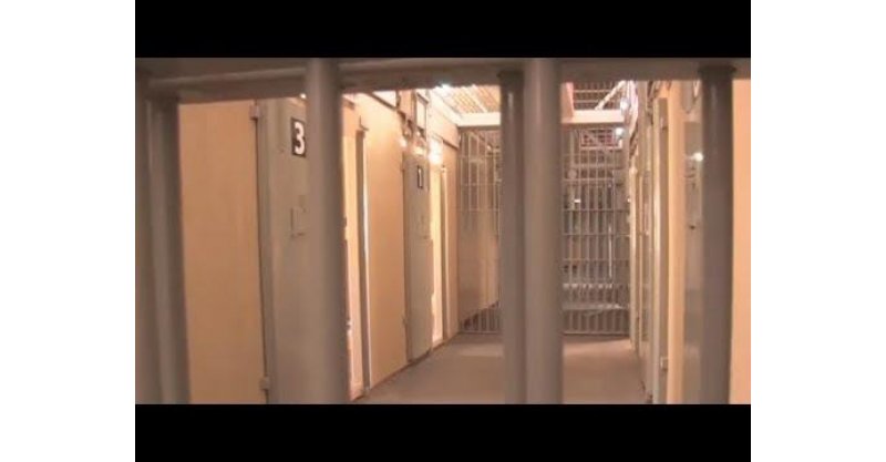 Mulher com mandado de prisão é detida ao chegar de ônibus em Laguna