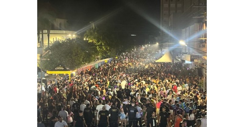 Multidão toma conta de avenida no Carnaval de Braço do Norte