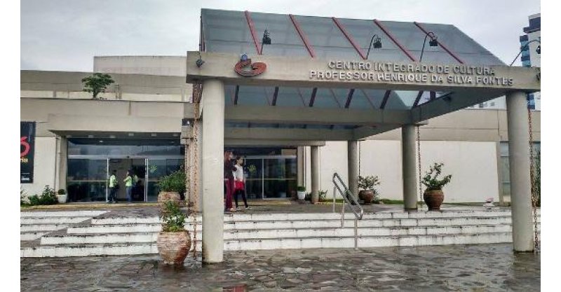 No auge da tensão em Brasília, Moraes e Fachin desembarcam em Florianópolis