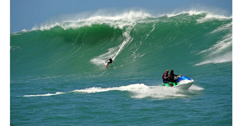 Ondas gigantes de Imbituba, Garopaba e Laguna ganham destaque na imprensa estadual e viram aposta para turismo em SC