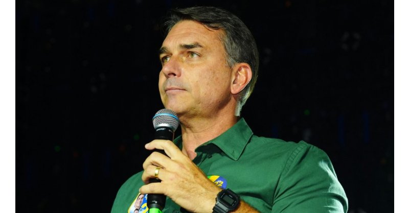 ‘Operação Alba’: aliado de Trump afirma que Flávio Bolsonaro chegou aos EUA e revela plano contra Lula
