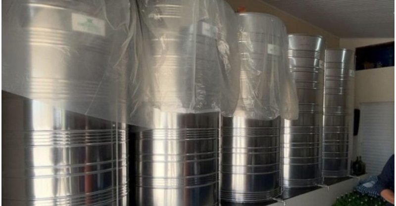 Operação apreende 75 mil litros de cachaça irregular em Criciúma por risco de intoxicação