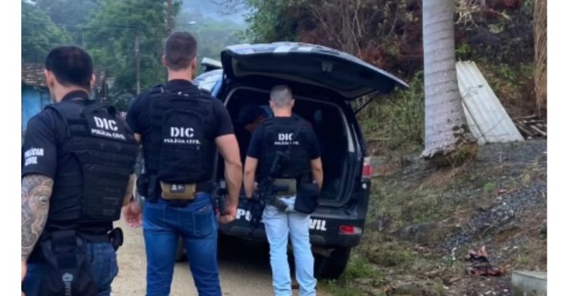 Operação contra tráfico de drogas envolvendo adolescentes perto de escolas cumpre mandados em SC