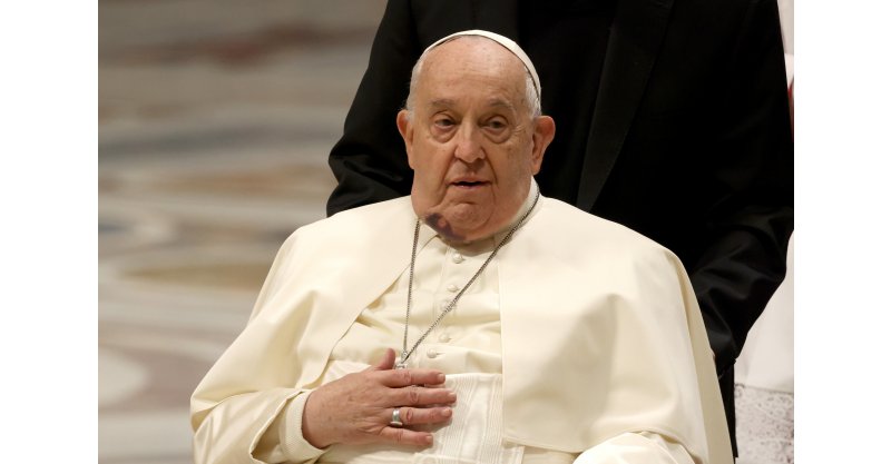 Papa Francisco aparece com o queixo roxo em cerimônia para novos cardeais