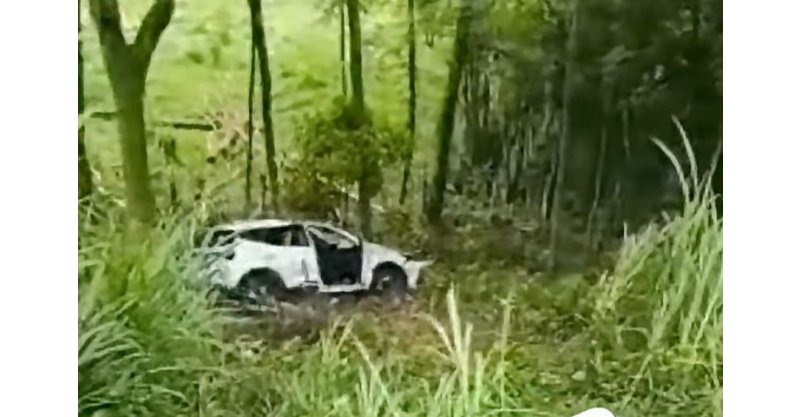 Pastor quebra três costelas após carro capotar; esposa sofre ferimentos leves