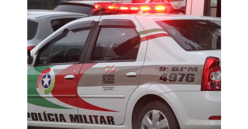 Paulo Lopes / Tático apreende adolescente armado e jovem com drogas após pichações de facção no município