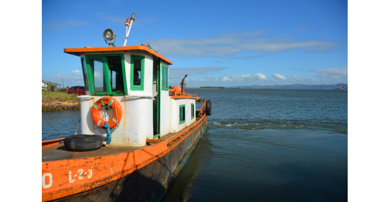 Pescadores artesanais de SC passam a receber equipamentos de geolocalização para reforçar segurança no mar