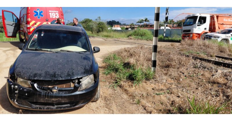 Pescaria Brava / Carro para sobre trilho após falha mecânica e é atingido por trem