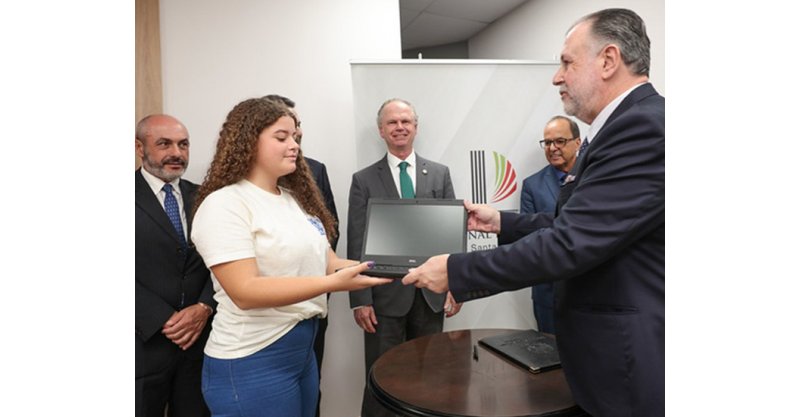 Pescaria Brava / Tribunal de Justiça entrega notebooks a alunos