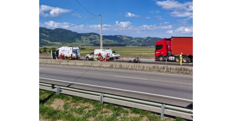 PLANTÃO  Motociclista morre em grave acidente na BR-101, em Pescaria Brava