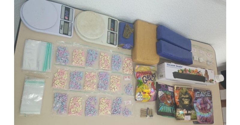PM desarticula ponto de drogas em quitinete e encontra entorpecentes dentro de geladeira