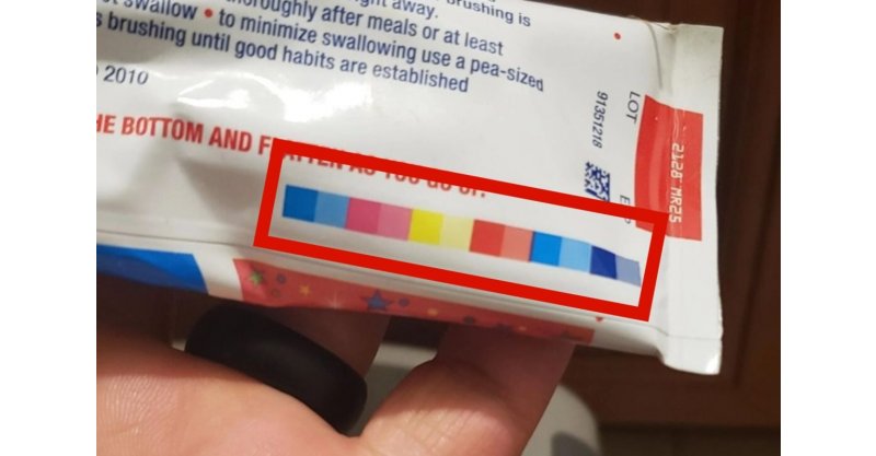 Pouca gente nota: o que significa os quadrados coloridos na pasta de dente