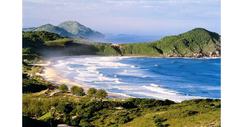 Praia do Rosa, em Imbituba, é destaque entre os destinos mais acolhedores do Brasil, segundo Ministério do Turismo