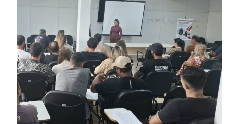 Prefeitura promove palestras para trabalhadores ambulantes que querem atuar na temporada de verão em Imbituba