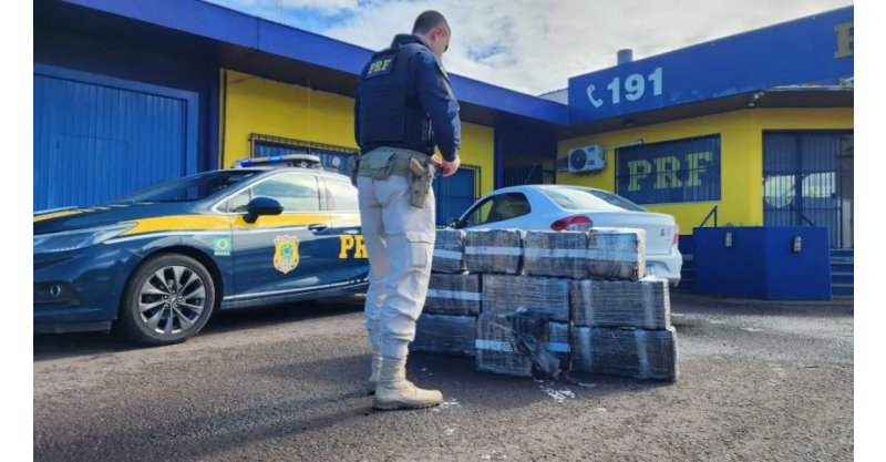 PRF apreende 200 kg de maconha em carro com placas de Garopaba no RS