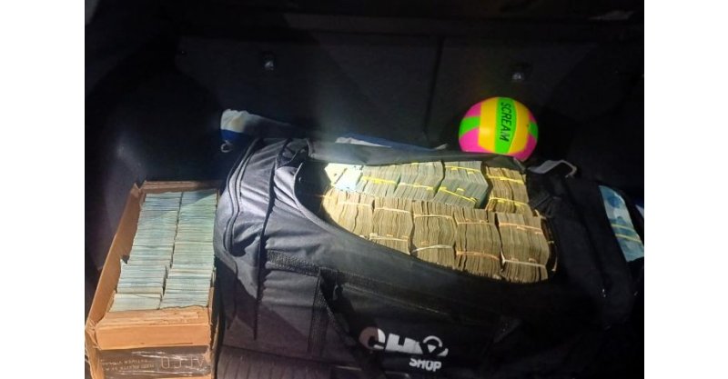 PRF apreende R$ 2 milhões em espécie escondidos em carro na BR-101