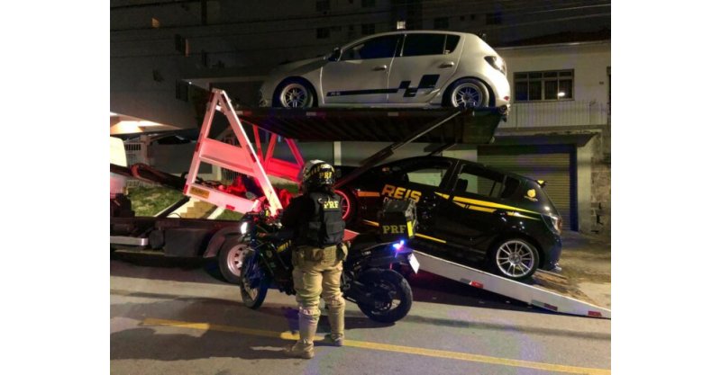 PRF prende dois motoristas por racha na BR-101 em São José