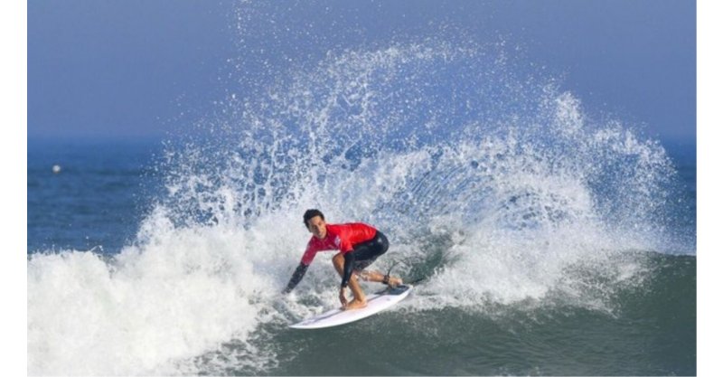 Primeiro dia do QS 6000 tem ondas longas e notas elevadas na Praia da Vila