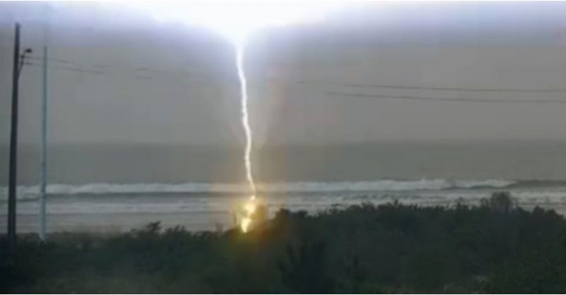 Raio atinge mulher em praia de Santa Catarina