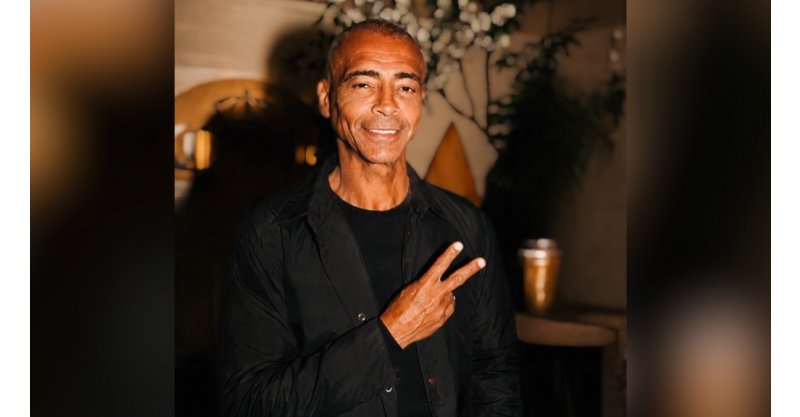 Romário curte noite na Praia do Rosa e é tietado por fãs