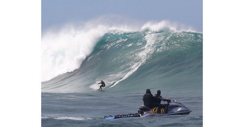 Rota do surfe de ondas grandes fortalece a região