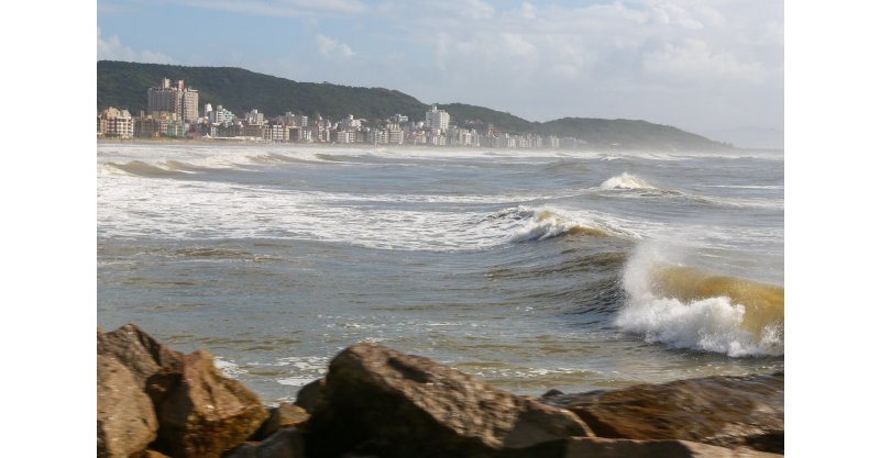 SC terá ondas de 3 metros e calor até Dia de Finados; veja a previsão