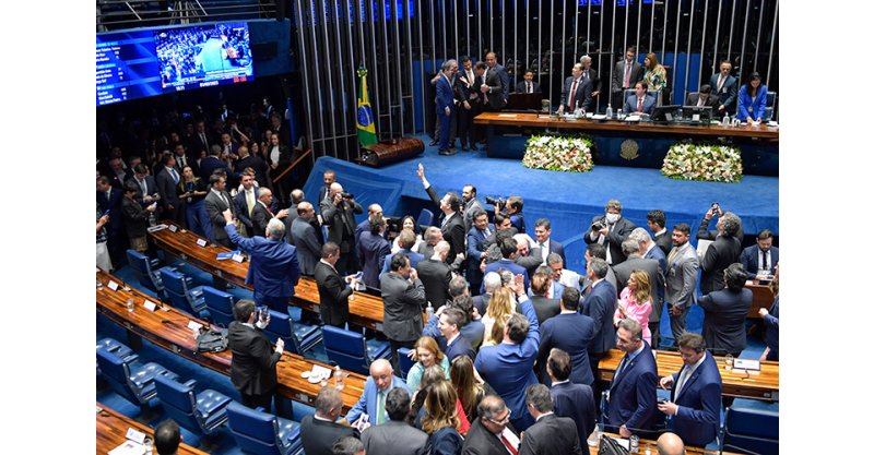 Senadores têm em média R$ 46,4 mil para gastar com publicidade; cota subiu pelo 2º mês seguido