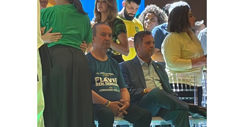 Sentado na primeira fila, governador de SC marca presença em convenção nacional do PL e ganha destaque