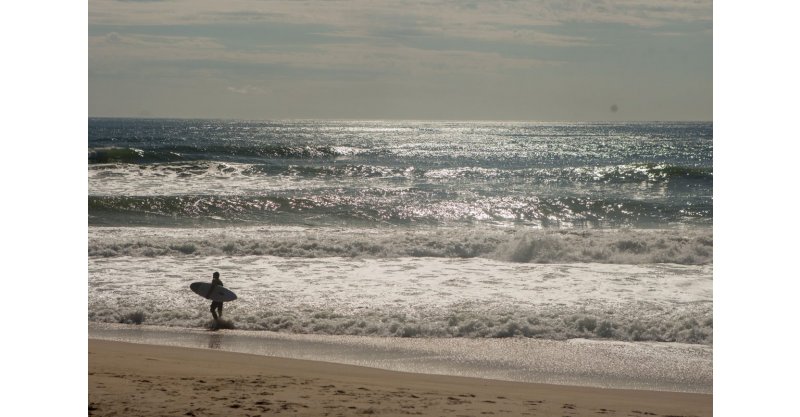 Surfista de 47 anos morre afogado na praia mais extensa de Florianópolis