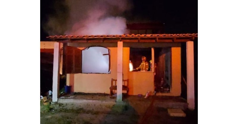 Tentativa de feminicídio a facadas termina em incêndio e destruição da residência do casal; homem foi preso