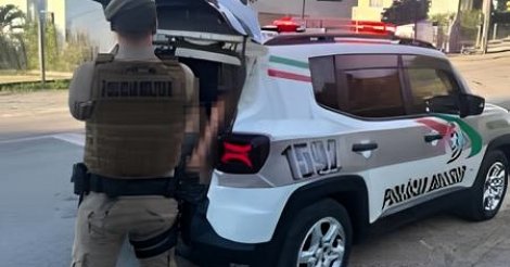  Imaruí / foragido é preso pela PM em pleno dia desse sábado ao tentar se esconder em comércio