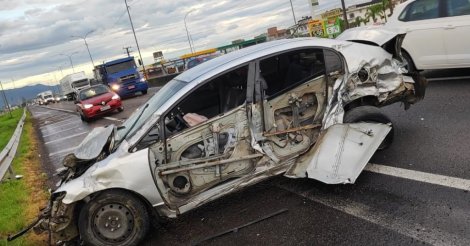  Imbituba / Acidente entre carro e caminhão é registrado na BR-101 que corta o município
