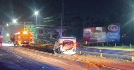  Imbituba / Caminhonete capota durante a madrugada na BR-101 e deixa vítima gravemente ferida