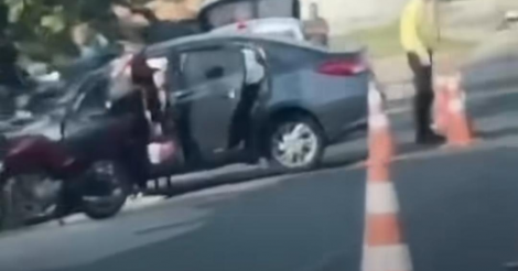  Imbituba / Carro bate em poste e deixa uma pessoa ferida em avenida movimentada na manhã desta quinta-feira 